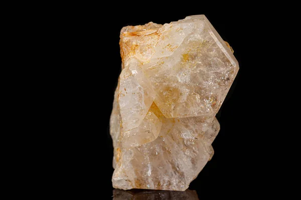 Макротурмалін мінеральний камінь на чорному — стокове фото