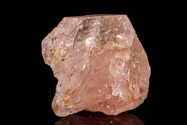 Macro turmalina piedra mineral en negro — Foto de Stock