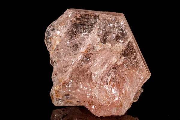 Makro Tourmaline kamień mineralny na czarno — Zdjęcie stockowe