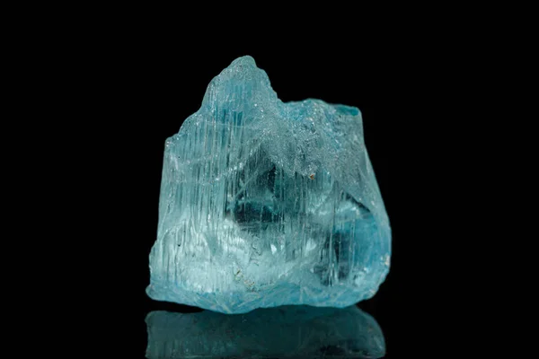 Pedra mineral macro turmalina sobre fundo preto — Fotografia de Stock