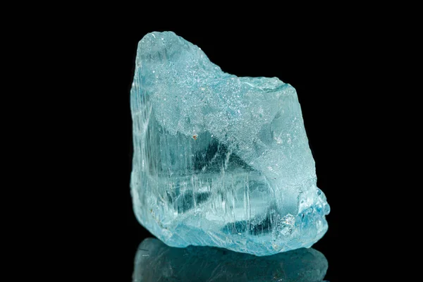 Siyah arka plan üzerinde makro turmalin mineral taş — Stok fotoğraf