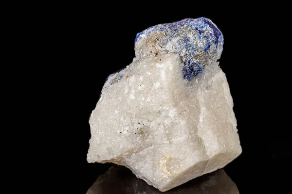 Makro mineral taş Lazurite siyah bir zemin üzerine — Stok fotoğraf