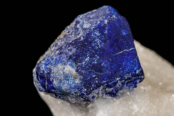 Макрос мінеральні камінь Lazurite на чорному тлі — стокове фото