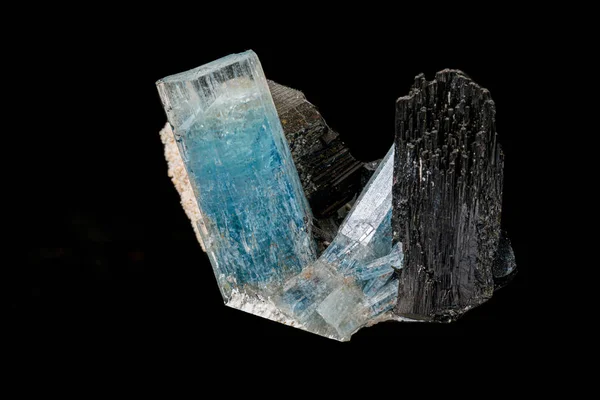 Macro Stone ásványi turmalin Aquamarine fekete háttérképet — Stock Fotó