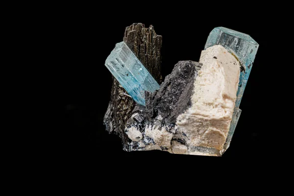 Siyah backgroun ile makro taş mineral turmalin akuamarin — Stok fotoğraf