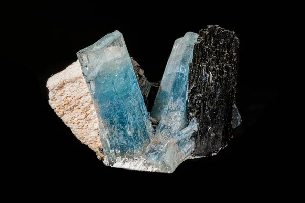 Macro pedra mineral turmalina aquamarine com um fundo preto — Fotografia de Stock