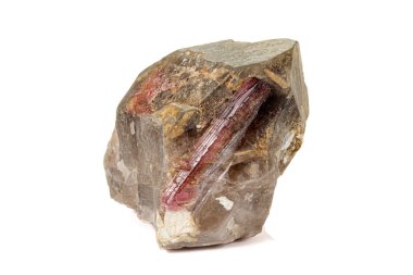 Beyaz arka plan üzerinde makro turmalin mineral taş