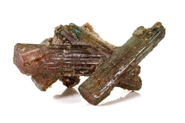 Beyaz arka plan üzerinde makro turmalin mineral taş