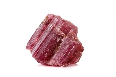 Beyaz arka plan üzerinde makro turmalin mineral taş