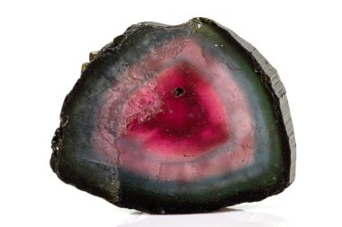 Beyaz arka plan üzerinde makro turmalin mineral taş