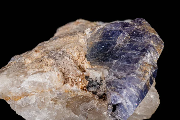 Pedra mineral macro turmalina sobre fundo preto — Fotografia de Stock
