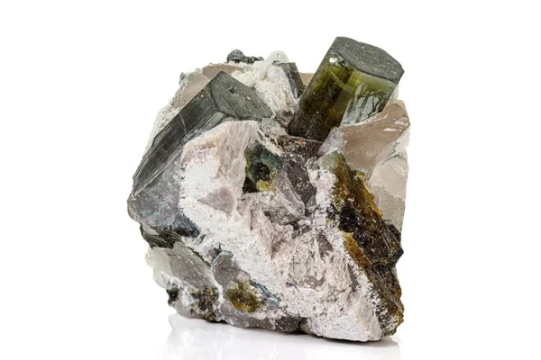 Pedra mineral macro turmalina sobre fundo branco — Fotografia de Stock