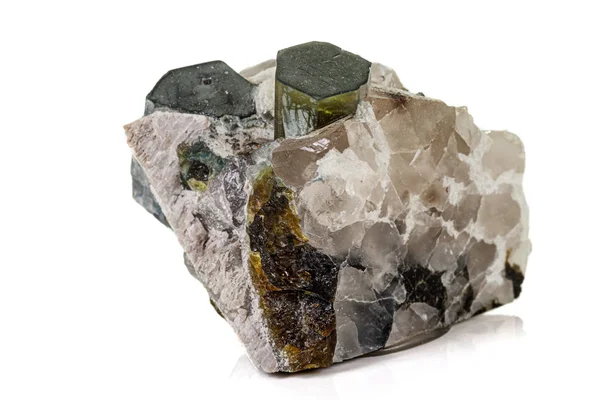 Makro turmalinní Minerální kámen na bílém pozadí — Stock fotografie