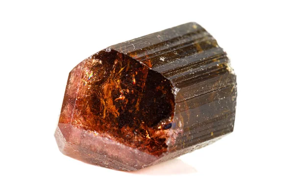 Beyaz arka plan üzerinde makro turmalin mineral taş — Stok fotoğraf
