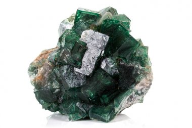 Beyaz arka plan üzerinde makro mineral Turmalin taşı 