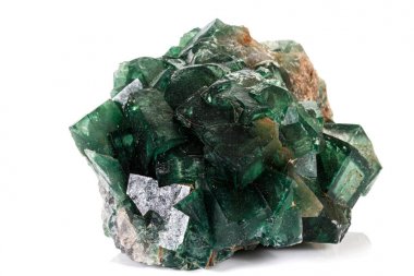 Beyaz arka plan üzerinde makro mineral Turmalin taşı 