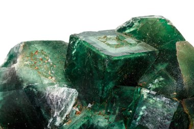 Beyaz arka plan üzerinde makro mineral Turmalin taşı 