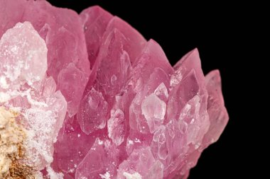 Siyah arka plan üzerinde makro pembe kuvars mineral taş