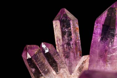 Siyah arka plan üzerinde ametist mineral taş makro 