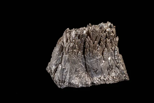 Macro van een stenen mineraal stibniet op een zwarte achtergrond — Stockfoto