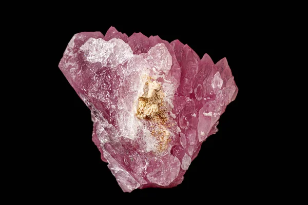 Makro różowy kwarcowy kamień mineralny na czarnym tle — Zdjęcie stockowe