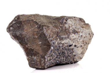 Beyaz arka planda charoite makro taş Aegirine
