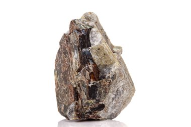 Beyaz arka plan üzerinde bir mineral taş Vesuvianite Makro 