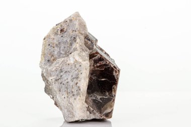 Beyaz arka plan üzerinde bir mineral taş Vesuvianite Makro 