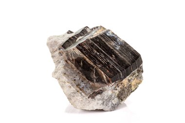 Beyaz arka plan üzerinde bir mineral taş Vesuvianite Makro 