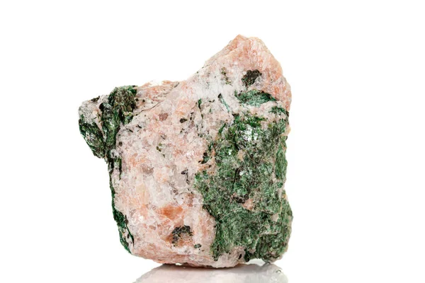 Макро минеральный камень Fuchsite на белом фоне — стоковое фото