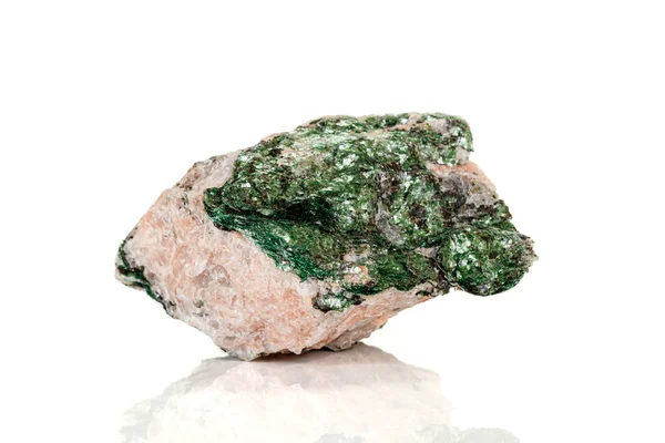 Makró ásványi kő Fuchsite fehér alapon — Stock Fotó