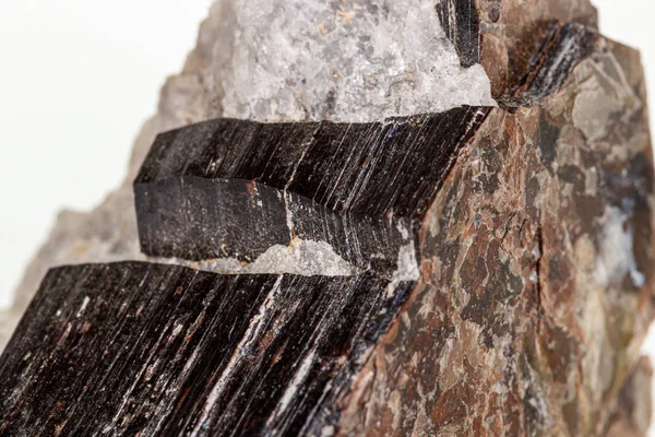 Macro av en mineral sten Vesuvianite på en vit bakgrund — Stockfoto