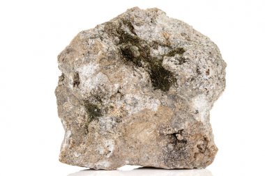 Beyaz arka plan üzerinde bir mineral taş Vesuvianite Makro 