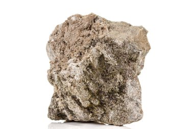 Beyaz arka plan üzerinde bir mineral taş Vesuvianite Makro 