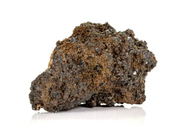 Beyaz arka plan üzerinde bir mineral taş Vesuvianite Makro 