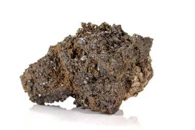 Beyaz arka plan üzerinde bir mineral taş Vesuvianite Makro 
