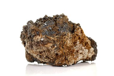 Beyaz arka plan üzerinde bir mineral taş Vesuvianite Makro 
