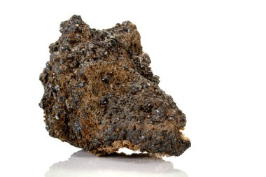 Beyaz arka plan üzerinde bir mineral taş Vesuvianite Makro 