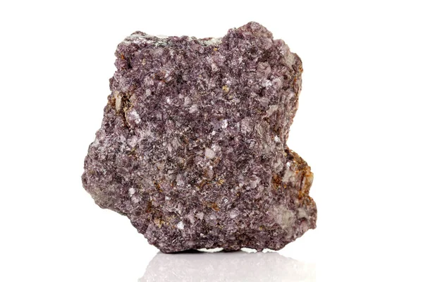 Macro di una pietra minerale di cianite di cromo su sfondo bianco — Foto Stock
