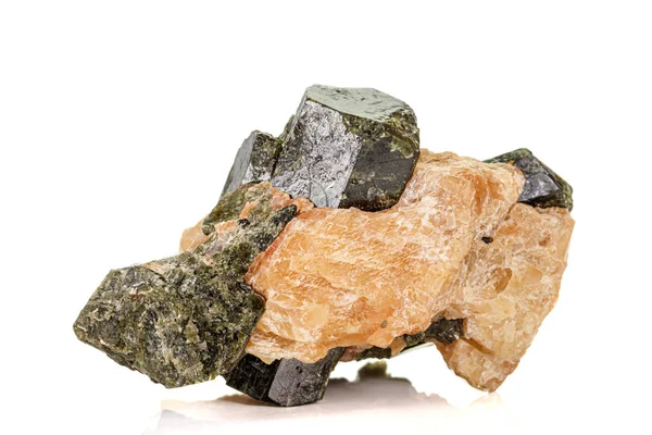Makro eines Mineralsteins aus Vesuvianit auf weißem Hintergrund — Stockfoto