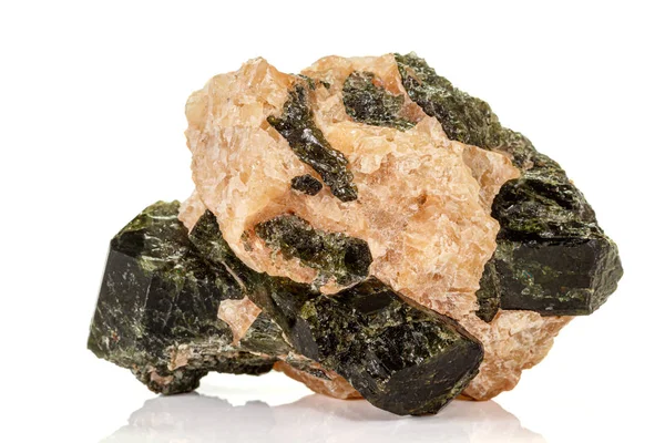 Macro de uma pedra mineral Vesuvianite em um fundo branco — Fotografia de Stock