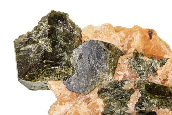 Makro eines Mineralsteins aus Vesuvianit auf weißem Hintergrund — Stockfoto