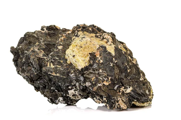 Makro Minerální kámen Vesuvianit na bílém pozadí — Stock fotografie
