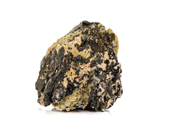 Beyaz arka plan üzerinde bir mineral taş Vesuvianite Makro — Stok fotoğraf