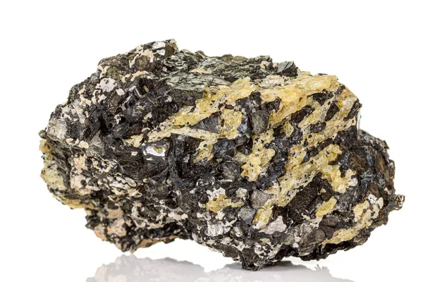 Makro z kamienia mineralnego vesuvianite na białym tle — Zdjęcie stockowe