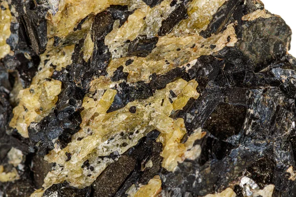 Beyaz arka plan üzerinde bir mineral taş Vesuvianite Makro — Stok fotoğraf