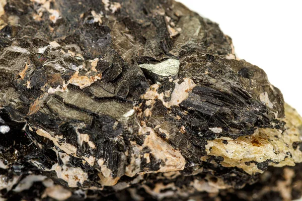 Makró egy ásványi kő Vesuvianite fehér alapon — Stock Fotó