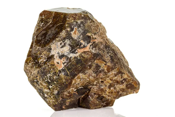 Macro van een minerale steen vesuvianiet op een witte achtergrond — Stockfoto