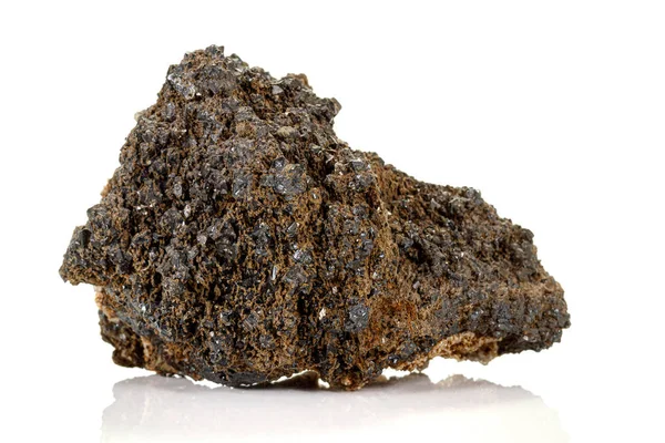 Beyaz arka plan üzerinde bir mineral taş Vesuvianite Makro — Stok fotoğraf