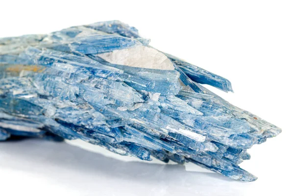 Macro pietra kyanite minerale su sfondo bianco — Foto Stock